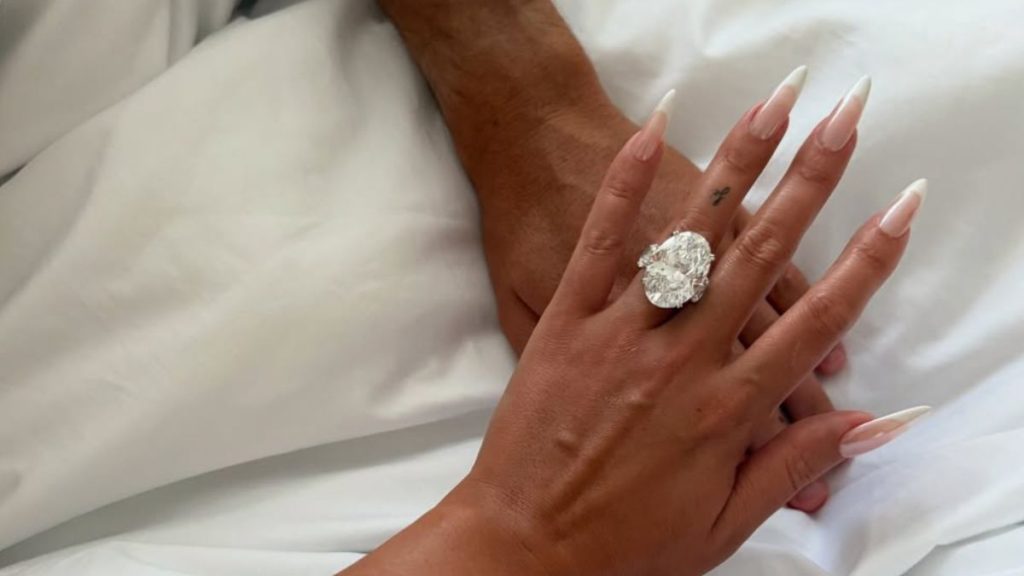 Nhẫn cầu hôn xa xỉ của Ronaldo gây “bão” mạng