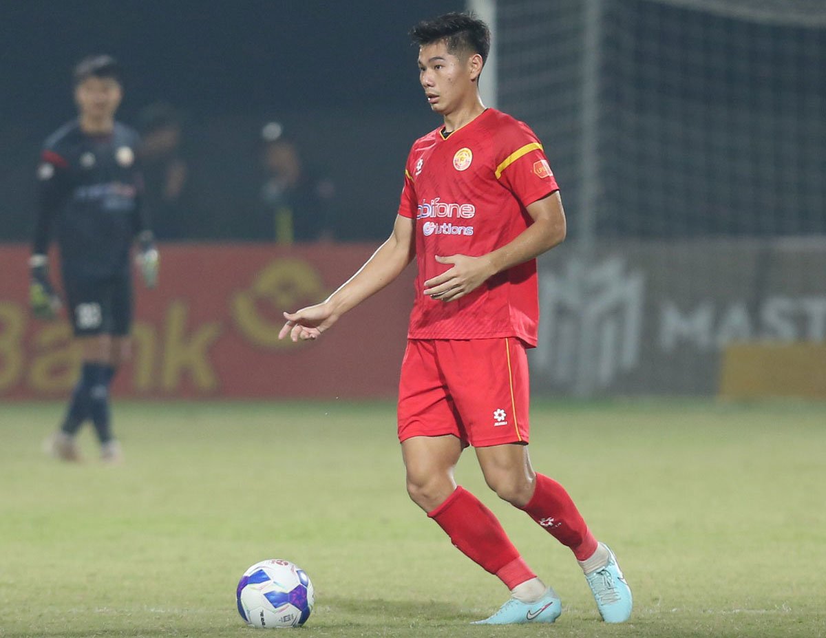 Thống kê ấn tượng của trung vệ trẻ Hiểu Minh trong ngày ra mắt ĐT Việt Nam