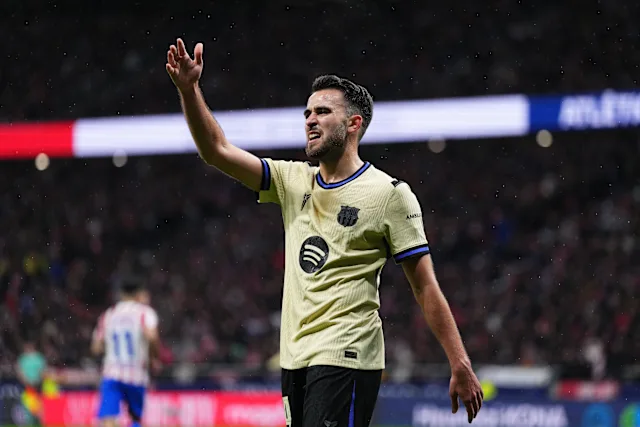 Thẻ đỏ của Eric Garcia khiến Barcelona phải chơi thiếu người